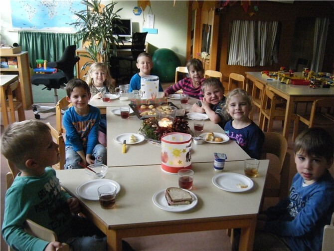 Beim gemeinsamen Frühstück wurde das Prinzip des Teilens vermittelt.privat