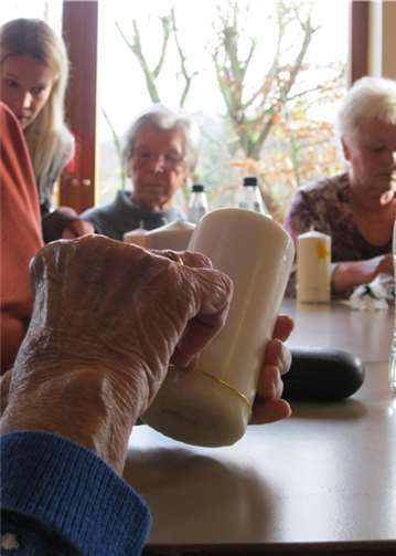 Beim gemeinsamen Gestalten von Weihnachtskerzen stellte sich adventliche Stimmung ein. privat
