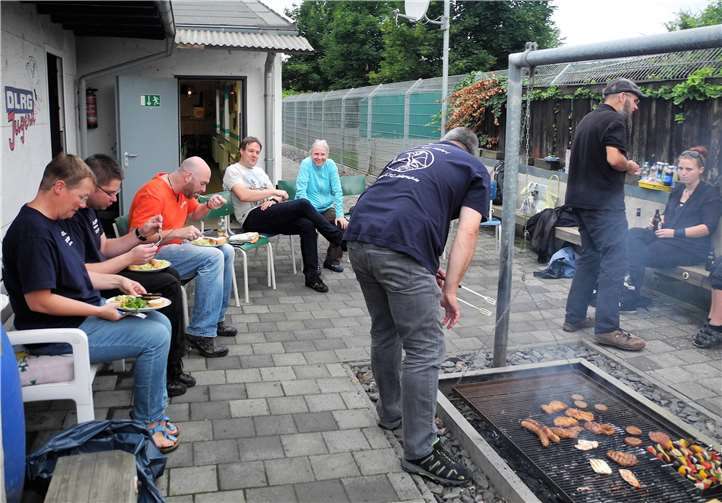 Beim gemeinsamen Grillen vom Tierschutzverein Andernach u.U. e.V. und DLRG Andernach e.V. wurden die Weichen für ein gemeinsames Miteinanders gestellt. Foto: privat