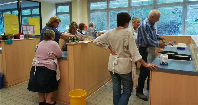 Beim gemeinsamen Kochen des Vereins plus/minus 60 aktiv e. V. hatten die Teilnehmerinnen und Teilnehmer viel Spaß.Foto: privat