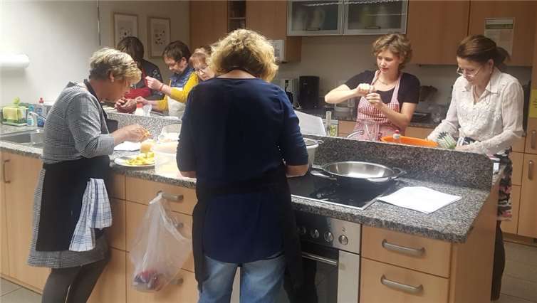 Beim gemeinsamen Kochen hatten alle Anwesenden große Freude. Foto: privat