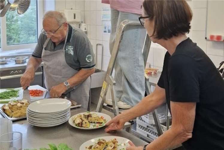 Beim gemeinsamen Kochen und Essen tauschten sich die Teilnehmenden über klimafreundliche Ernährung und europäische Ansätze zur CO2-Reduktion im Lebensmittelbereich aus. Foto: Helmut Lorch
