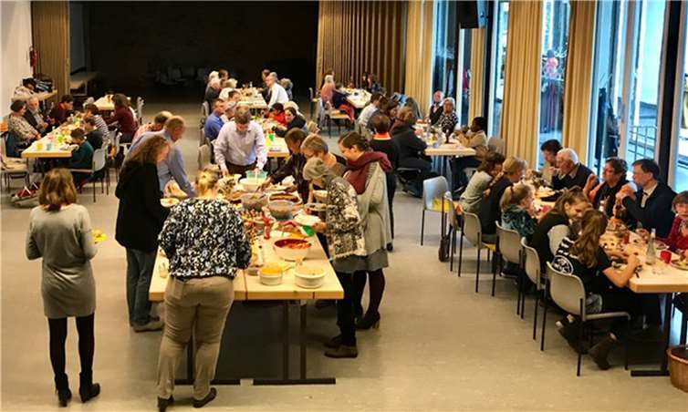 Beim gemeinsamen Mittagessen gab es am GottseiDankSonntag reichlich gedeckte Tische. Foto: privat