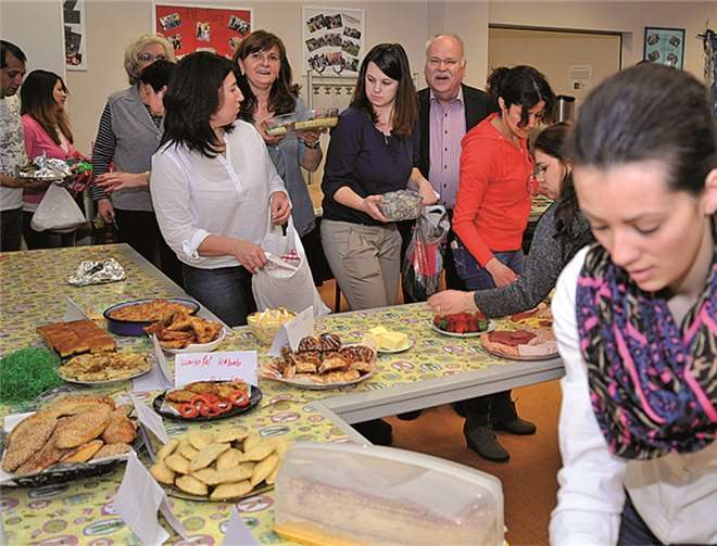 Beim gemeinsamen Osterfrühstück freuten sich die Teilnehmerinnen und Teilnehmer über ein reichhaltiges Buffet mit selbst gemachten Spezialitäten aus den verschiedensten Nationen. Stadt Andernach/Maurer