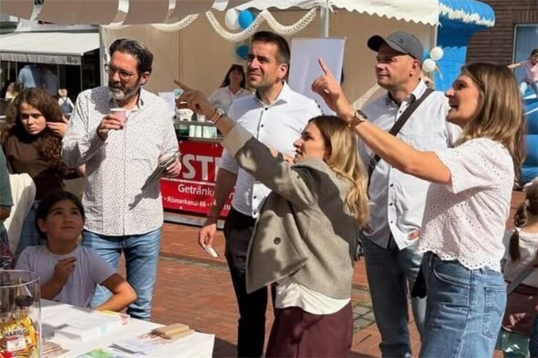 Beim gemeinsamen Rundgang: Oliver Wolf und Christoph Hickisch vom Gewerbeverein Rheinbach mit Bürgermeister Dr. Daniel Phiesel beim Besuch der Vereinsstände.