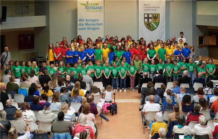 Beim gemeinsamen Schlusslied „Pack die Badehose“ ein herrschte beste Stimmung im Saal.  Foto: DU