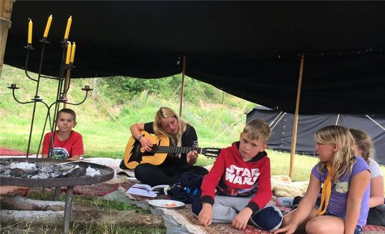 Beim gemeinsamen Singen werden viele neue Lieder aus der Pfadfinderstufe kennengelernt.Privat