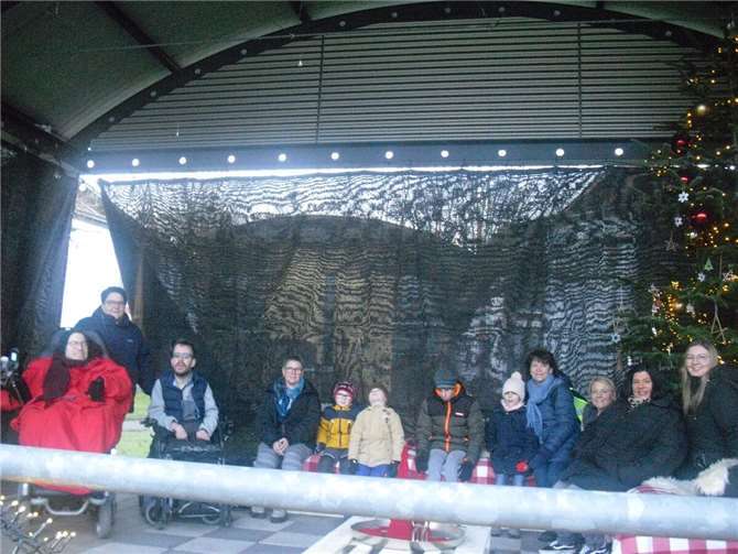 Beim gemeinsamen Spielen, Vogelfutter herstellen, Beschenken der Tiere halfen sich Kinder und Bewohner gegenseitig und lernten sich besser kennen. Foto: Birgit Broz