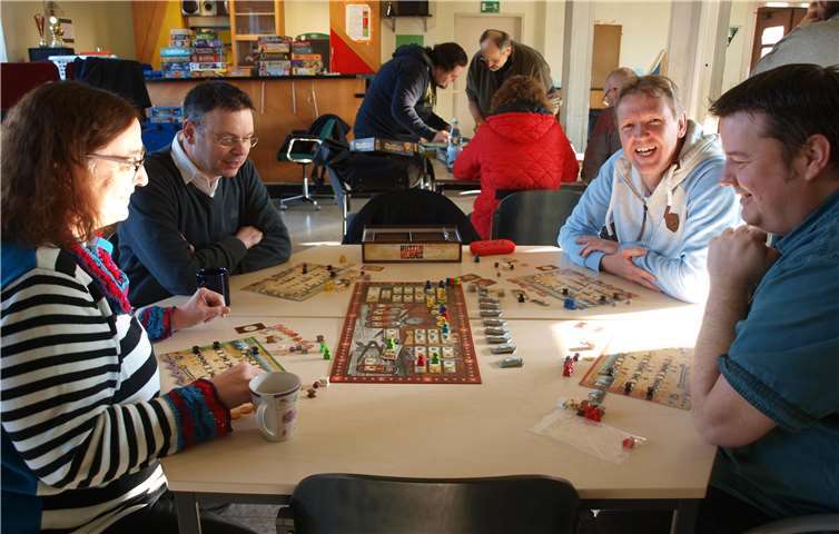 Beim gemeinsamen Spielen steht nicht das Gewinnen im Mittelpunkt, sondern besonders die Geselligkeit.