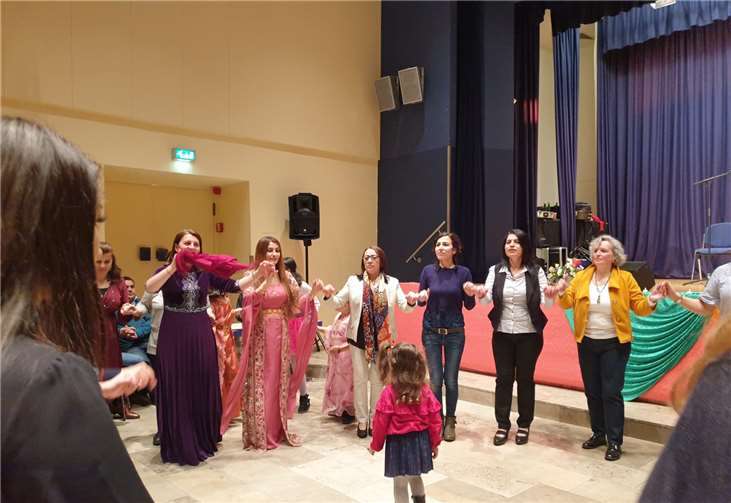 Beim gemeinsamen Tanz stellte sich schnell Verbindendes und gute Laune ein.Fotos: UTAMARA e.V.