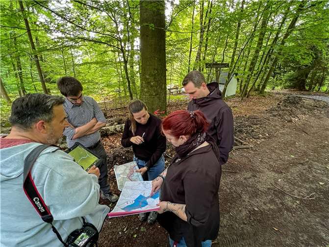 Beim gemeinsamen Termin standen der Schutz des Welterbes Limes und die Vereinbarkeit mit den Windkraftplänen in Neuwied im Mittelpunkt. Für (v.l.) Michael Schröder (Caeli), Timo Land (GDKE), Josephine Niggemeier (Caeli), Dr. Jennifer Schamper (GDKE) und Julian Scherhag (SWN) hieß das: Köpfe zusammenstecken und Karten abgleichen.  Foto: Gerd Neuwirth/SWN