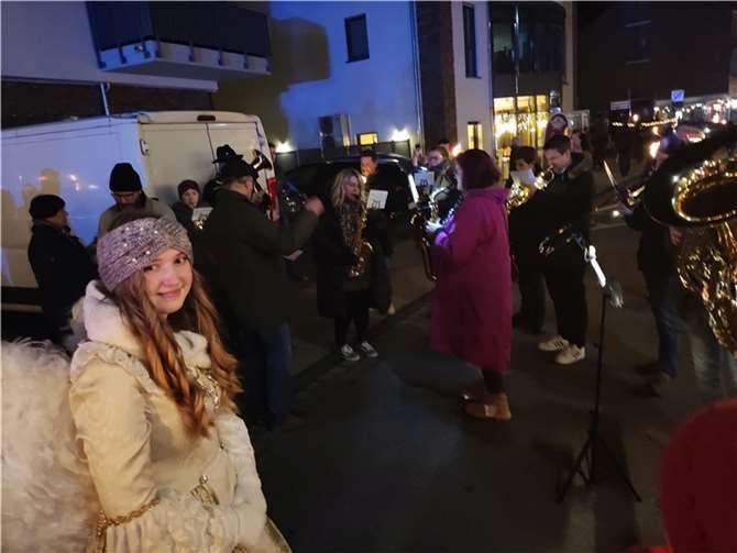 Beim gesamten Eröffnungsrundgang war auch das Christkind anwesend.
