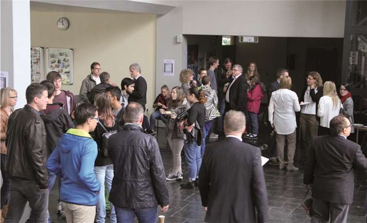 Beim geselligen Beisammensein in der Eingangshalle ergaben sich noch viele Gespräche. privat