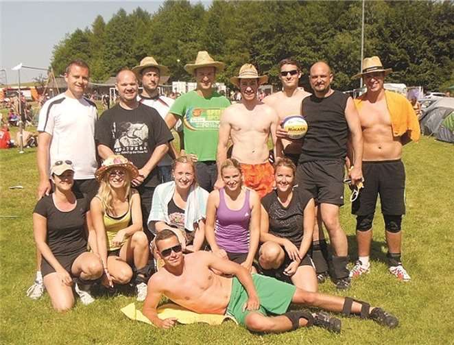 Beim größten Volleyball-Mixed-Turnier in Mitteldeutschland in Attenhausen wussten die Volleyballer aus Mühlheim sich gut in Szene zu setzen.privat