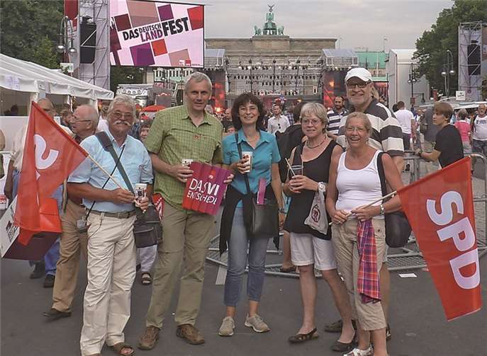 Beim großen Deutschlandfest in Berlin: Ratsherr Peter Zachow (1. v.l), der stellvertretende Ortsvereinsvorsitzende Andreas Soboll (2.v.l) sowie der frühere Parteichef Ulrich Becker (hinten, 1.v.re.). privat