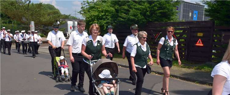 Beim großen Festumzug am Sonntag, gingen auch die Kleinsten mit.