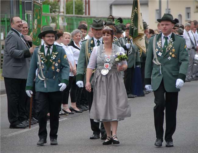 Beim großen Festzug durch den Ort mit vielen befreundetenSchützenvereinen führte Königin Karina Dreser die Formationen noch an.