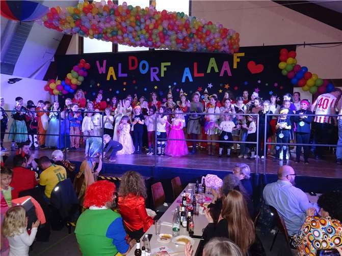 Nachwuchs der KG Jeckige Globistere Waldorf bot große Show Beim großen Finale der Kindersitzung kamen noch einmal alle Aktiven auf die Bühne. Foto: Werner Krupp