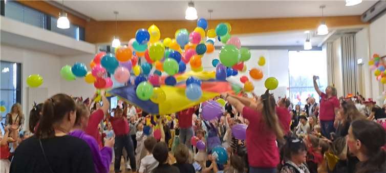 Beim großen Finale flogen wieder unzählige Luftballons durch den großen Saal.