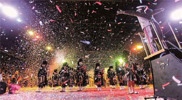 Beim großen Finale formieren sich alle Nationen mit ihren Orchestern, Musikern und Tänzern. privat