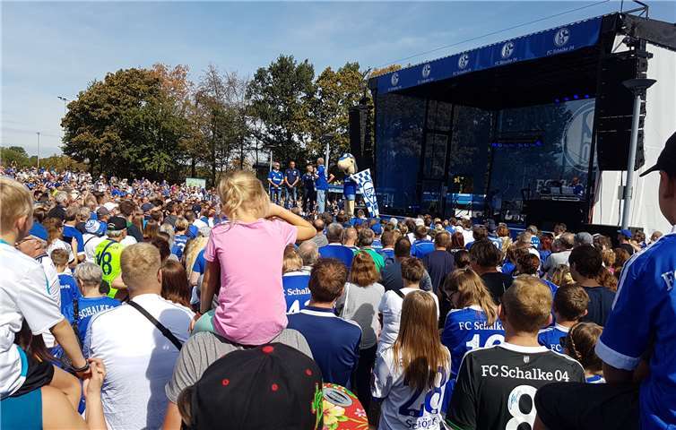 Beim großen Schalke-Tag wurden die Vettelschoßer Knappen geehrt. privat