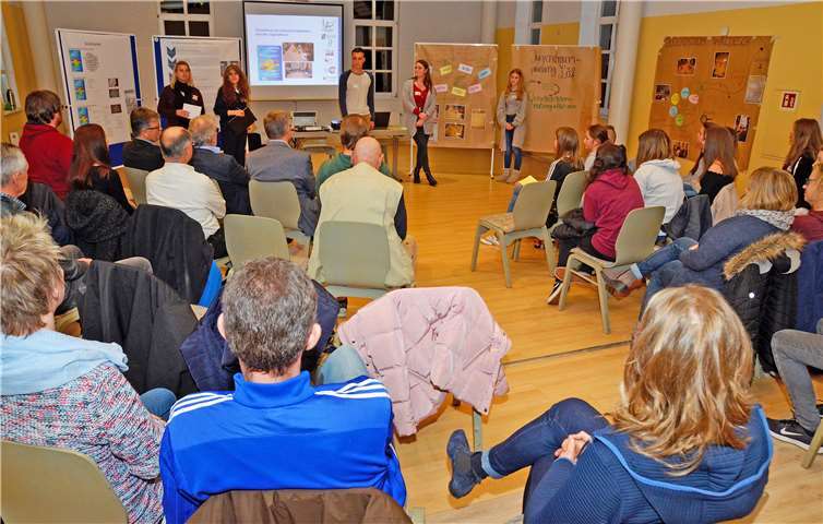 Beim gut besuchten Jugendforum in Waldesch haben Jugendliche aus der Modellregion Verbandsgemeinde Rhein-Mosel erste Ergebnisse und Erfahrungswerte aus dem Landesförderprogramm „JES! Eigenständige Jugendpolitik mit PEP vor Ort“ präsentiert. Fotos: Kreisverwaltung/Morcinek