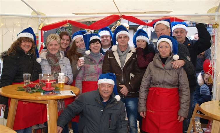 Beim gut gelaunten Freundeskreis „Kleine Kneipe“ konnten sich die Besucher an heißem Lumumba und kaltem Bier ergötzen.
