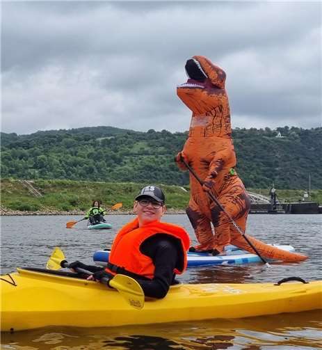 Beim inklusiven Anfängerkurs durfte jeder mit aufs Wasser – auch ein Dino.  Fotos: privat