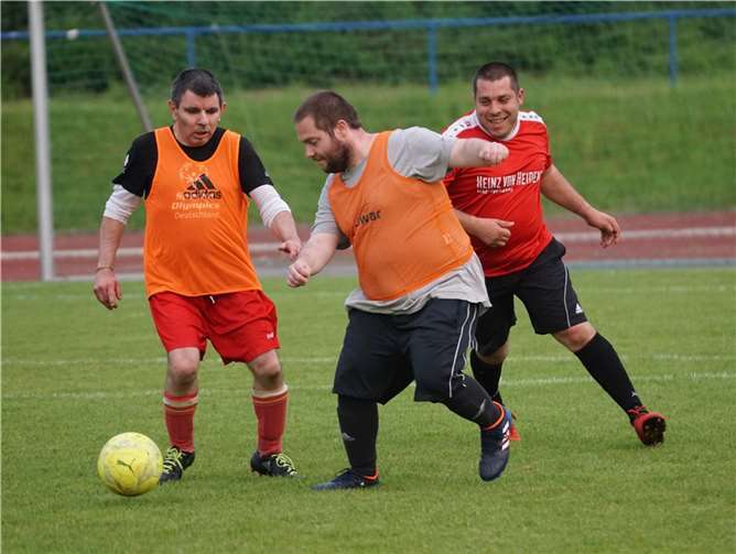 Beim inklusiven Training am 22. Mai erlebte die SG 2000 einen Vorgeschmack auf die besondere Atmosphäre, wenn beeinträchtigte mit nicht-beeinträchtigten Menschen zusammen Fußball spielen. Das wird dem Deutschen Eck Cup am 25. Juni erneut eine besondere Note geben. Foto: Irene Appel