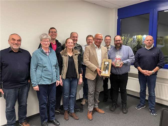 Beim jüngsten Austausch mit dem Beirat „Notfallseelsorge“ des Landkreises Neuwied musste Landrat Achim Hallerbach mit Pfarrer Andreas Burg kürzlich einen der Notfallseelsorger des Landkreises aufgrund von dessen seelsorgerischer Neuorientierung verabschieden. Als „Wegzehrung“ nach Zell an der Mosel gab es regionale Präsente.  Foto: Volker Lemgen / Kreisverwaltung Neuwied