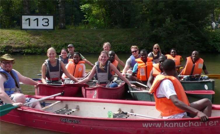 Beim jüngsten Besuch junger Leute aus dem Partnerdistrikt Mabira im Nassauer Land sorgte eine Kanu-Tour auf der Lahn für viel Spaß.Foto: privat