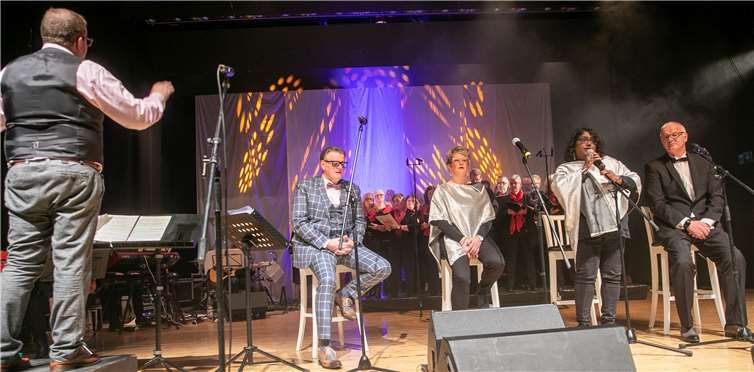 Beim kölschen Weihnachtskonzert in der Rheinbacher Stadthalle glänzten die vier Solisten Georg Grohs, Tilly Finocchiaro, Jenny Hambach und Günter Grohs. Die musikalische Gesamtleitung hatte Adi Becker (links).Foto: JOST