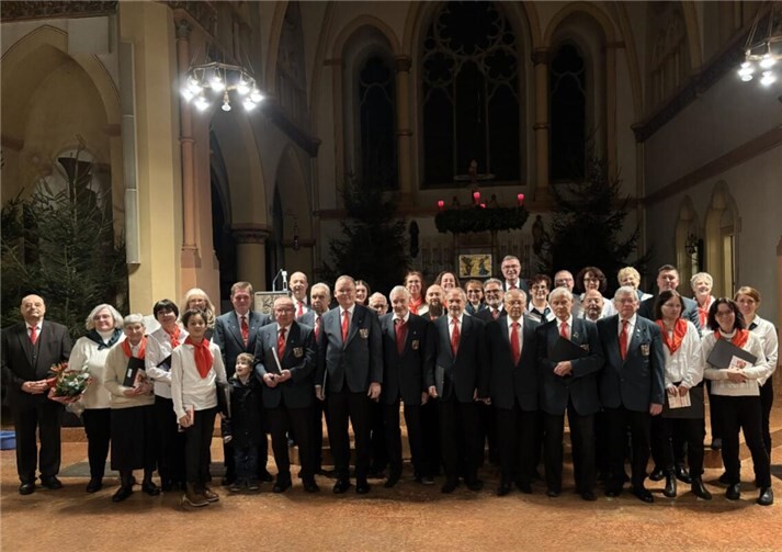 Beim kostenfreien Konzert des Adventssingens wurde der Männergesangsverein in diesem Jahr erstmalig durch den neuen Projektchor, den „Christmas Singers“ unterstützt. 