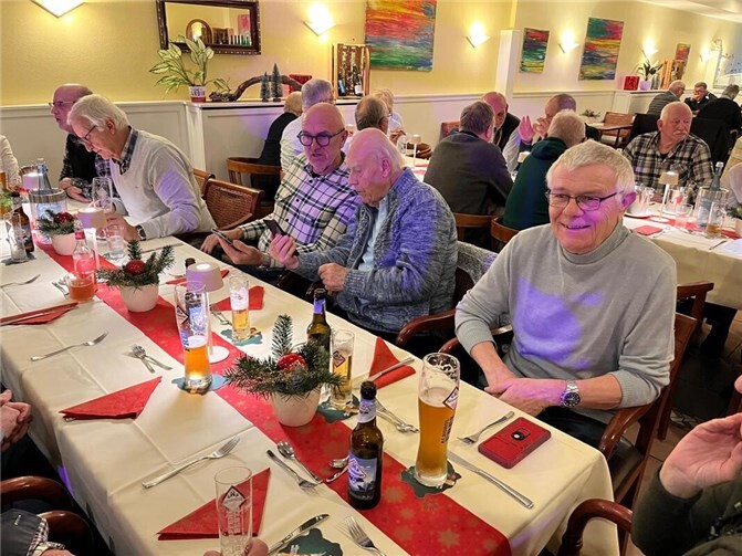 Beim leckeren Abendessen verbrachten die ehrenamtlichen Helferinnen und Helfer ein paar gemütliche Stunden mit netten Gesprächen