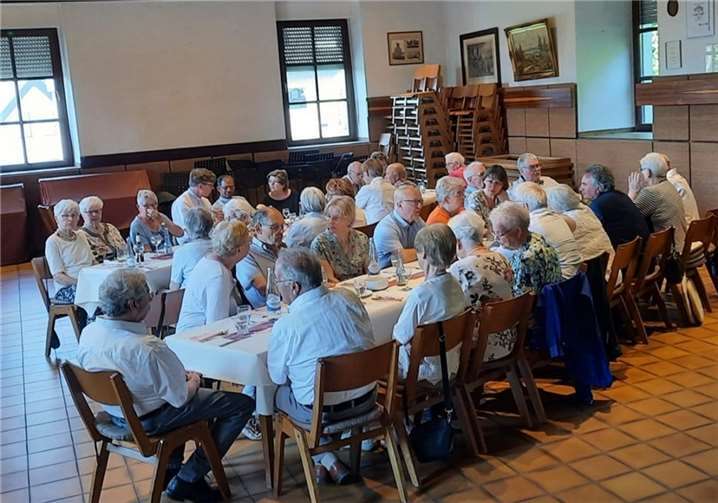 Beim leckeren Mittagessen wurden Anekdoten ausgetauscht.  Foto: privat