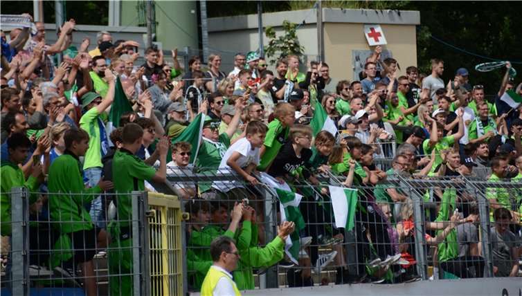 Beim letzten Aufeinandertreffen von FV Engers und FC Karbach hatten die Fans der Grün-Weißen allen Grund zum Jubeln. Der FVE gewann das Rheinlandpokal-Finale und zog damit in den DFB-Pokal ein.
