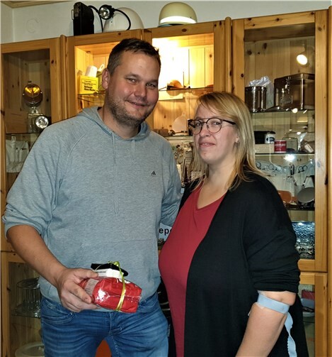 Beim letzten Blutspendetermin 2019 konnte der 1.Vorsitzende Andy Paulissen Frau Anna Braun als 100. Tagesspender begrüßen. Foto: DRK-OV-Mendig