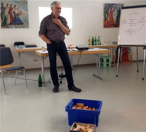 Beim letzten Caritas-Infoabend referierte Frank Steffens über Zeit- und Selbstmanagement im Ehrenamt. Bei der nächsten Veranstaltung am 4. September geht es nun um das Thema „Grenzen setzen – Nähe und Distanz im Ehrenamt“. privat