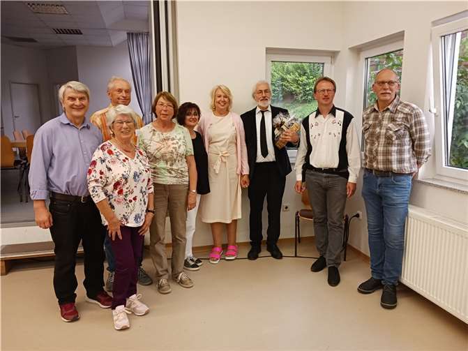 Beim letzten Chortreffen wurde Chorleiter Gerhard Schlich (3.v.r.) für seine 40-jährige Arbeit als Dirigent ausgezeichnet. Foto: privat