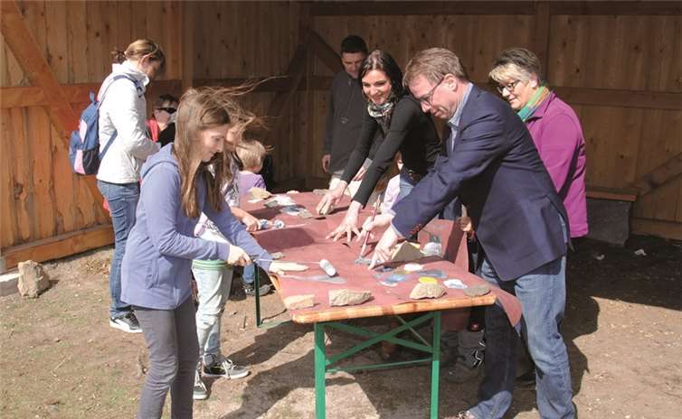 Beim letzten Frühlingsfest stattet auch Oberbürgermeister Wolfgang Treis dem Malworkshop auf dem Grubenfeld einen Besuch ab. Jasmin Franz