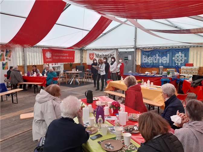 Beim letzten Frühstück im Zelt erfreute Alraune Vanselow die Gäste mit Ostergeschichten und Gedichten. Dahinter mit auf dem Foto stehen (von links) Bärbel Kuhn und Felicitas Macku von den Maltesern sowie Ingrid Neubusch und Ute Remshagen. Das nächste Treffen wird dann im MGH stattfinden. Foto: Caritas