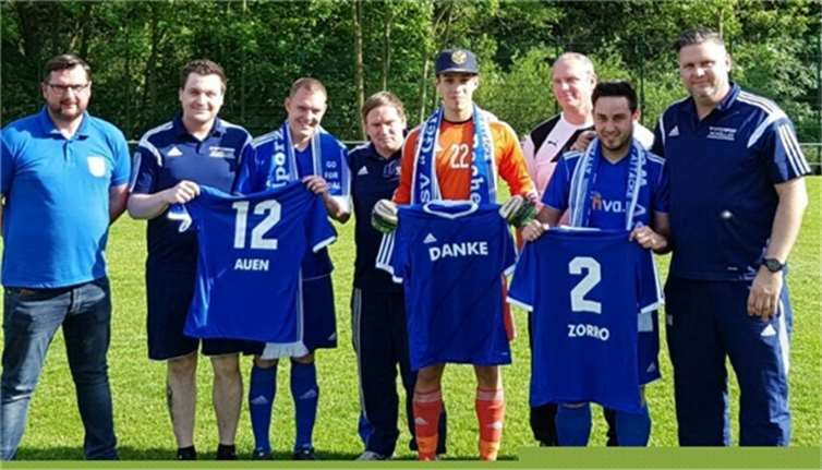 Beim letzten Spieltag der Saison verabschiedeten sich Christoph „Zorro“ Wirfs, Keeper Sven Laskowski und Kapitän Timo Auen.Privat