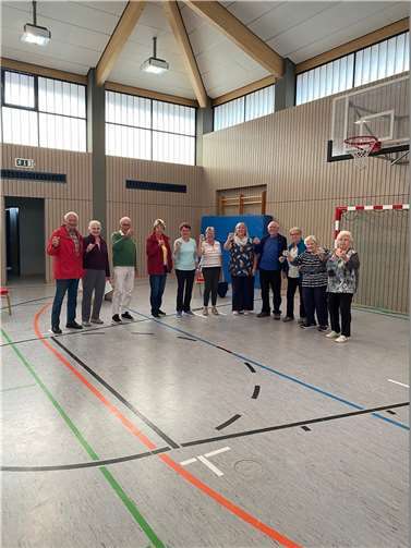 Beim letzten Training vor der Herbstferienpause überreichte Gemeinderatsmitglied Birgit Furch im Auftrag der Wählergruppe Wir für St. Sebastian (WFS) eine Sachspende in Form von Handtrainingsgeräten, die dem Erhalt der Fingerbeweglichkeit und Fingerkraft dienen.Foto: privat