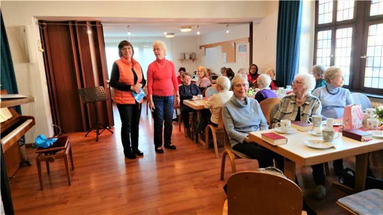 Beim letzten Treffen konnte Susanne Schneider, Leitung der Frauenhilfe, Ingrid Neubusch (links), Gemeindeschwester plus im Stadtgebiet Bad Neuenahr-Ahrweiler und der Gemeinde Grafschaft, herzlich im Nebenraum der Friedenskirche begrüßen. Foto: privat