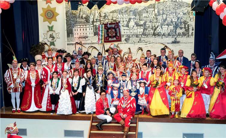Beim mittelrheinischen Prinzentreffen konnte Prinzessin Yvonne „Vom Rennenbeger Tal“ blaublütigen Adel von Kölle bis Neuwied auf der Bühne der Stadthalle begrüßen. DL