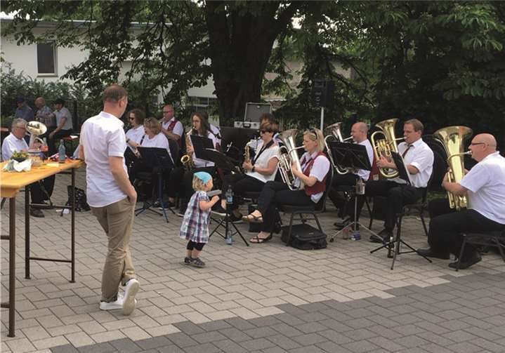 Beim musikalischen Frühschoppen mit demMusikverein Bell kamen auch die Kleinsten auf ihre Kosten.