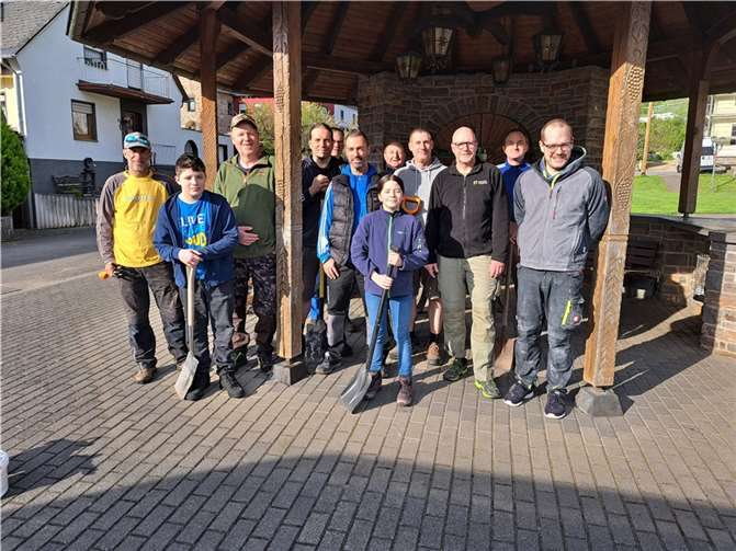 Beim nachmittäglichen Abschluss konnten die Helfer und Helferinnen auf ein gelungenes Tagwerk zurückblicken. Quelle: Ortsgemeinde Löf-Kattenes