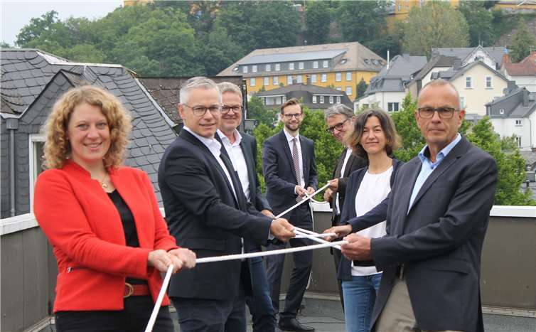 Beim neuen Führungsteam der Verbandsgemeindeverwaltung ziehen alle an einem Strang. Die Fachbereichsleitungen (von vorne nach hinten) Helene Rörig, Thomas Marx, Andreas Klute, Marion Gräf und Guido Göbel sowie der Erste Beigeordnete Andree Stein und Bürgermeister Ulrich Richter-Hopprich. Foto: VG Montabaur