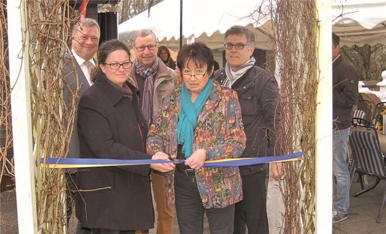 Beim obligatorischen Durchschneiden des „gelbblauen“ Bandes gab es auch Lob für Pächterin Aneta Reisdorff (li.), die mit der offiziellen Eröffnung in ihre neunte Saison geht. RÜ