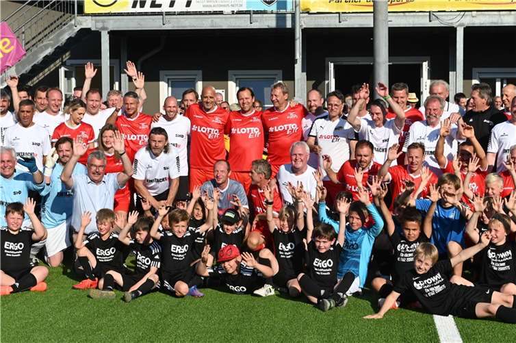 Beim obligatorischen Gruppenfoto wollte jeder dabei sein.